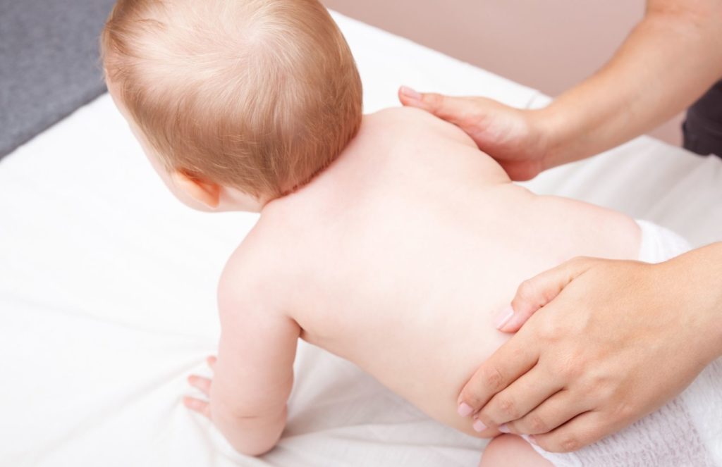 revisión de fisioterapia pediatrica después del parto al recién nacido