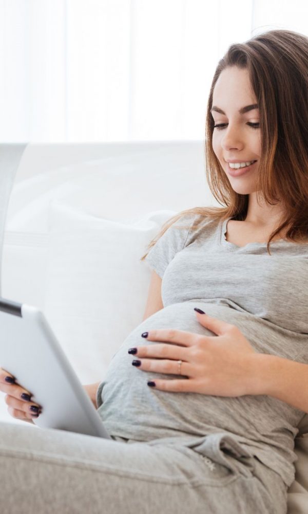 embarazada realizando un curso de preparación al parto online